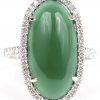 Een 18 K witgouden ring bezet met briljanten met een gezamenlijk gewicht van +- 0,53 ct. en cabochon van jade van +- 8,04 ct.