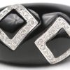 Een 18 K witgouden ring bezet met briljanten met een gezamenlijk gewicht van +- 0,58 ct. en onyx.