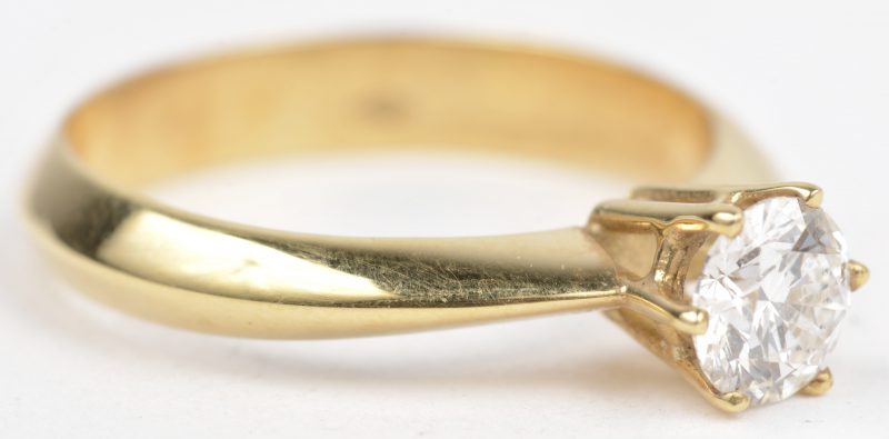 Een 18 K geelgouden ring bezet met een solitair van +- 0,60 ct. EVVS1.
