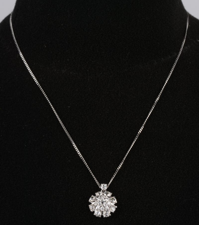 Een 18 K witgouden ketting met hanger bezet met een diamanten oude slijp en briljanten met een gezamenlijk gewicht van +- 3,02 ct. EFVS1.
