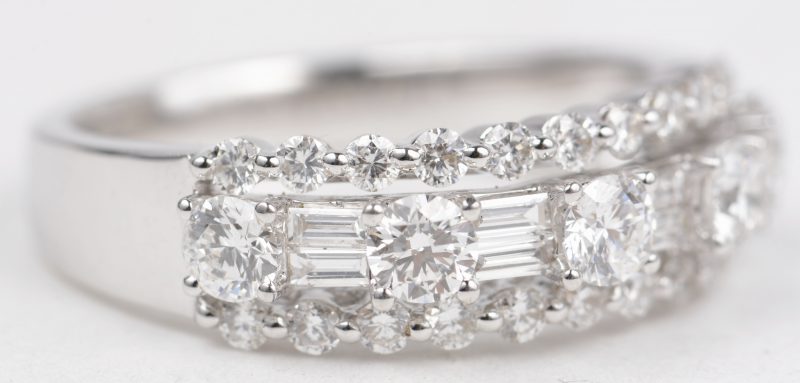 Een 18 K witgouden ring bezet met briljanten en diamant baguetten met een  gezamenlijk gewicht van +- 0,81 ct.
