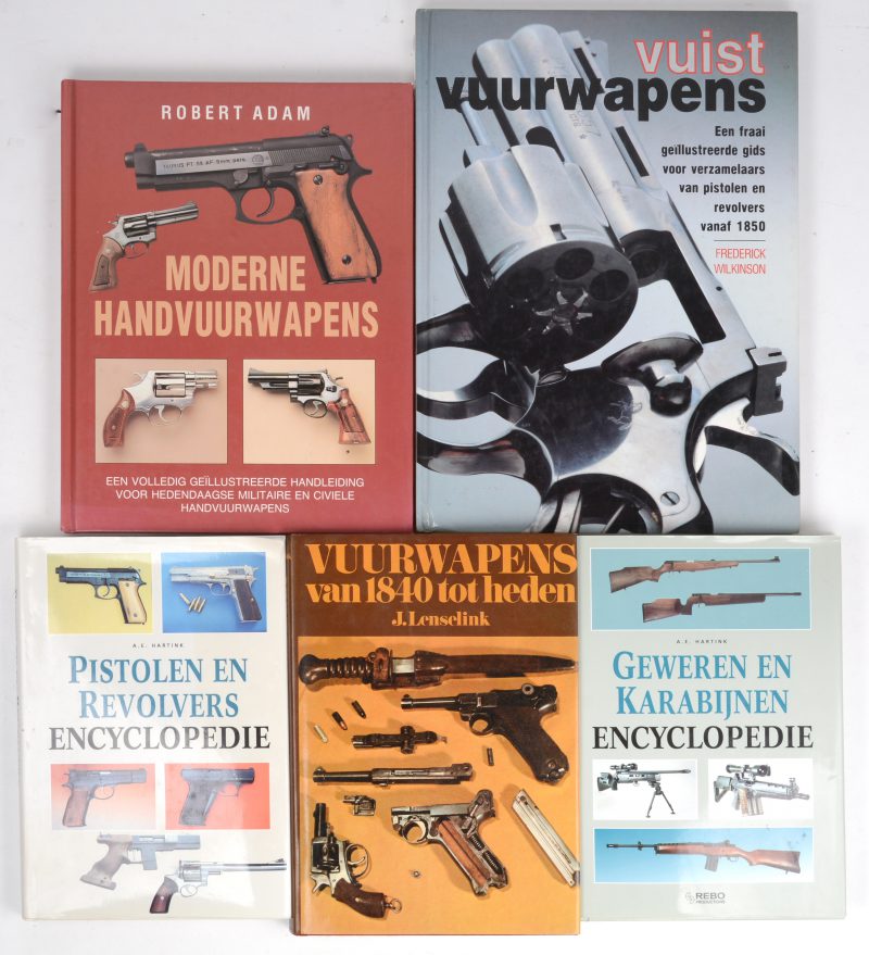 Een lot boeken betreffende handwapens en andere vuurwapens.