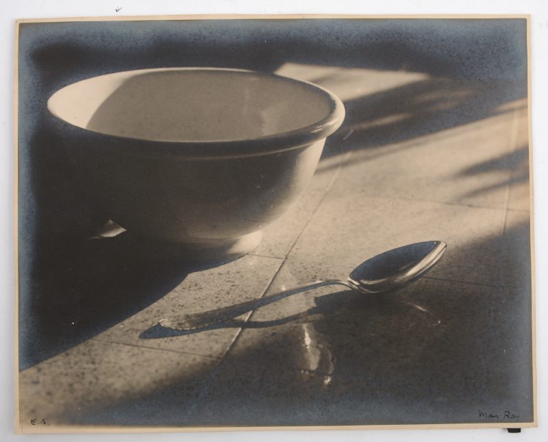 “Bowl and spoon”. Een foto. Draagt handtekening (toeschrijving?) ‘Man Ray’ (Emmanuel Radnitsky)