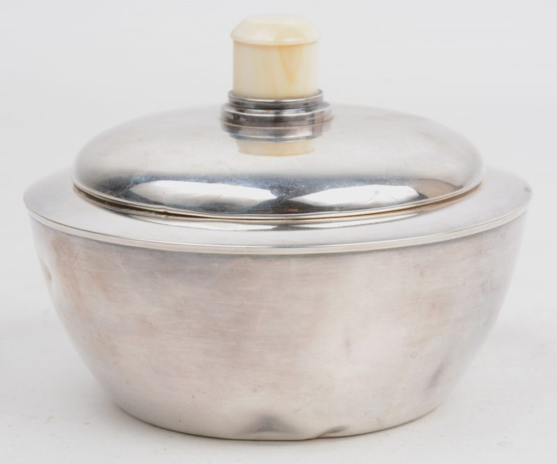Een 835‰ zilveren suikerpot. Duitse keuren, makersmerk Julius Kaeser & Alfred Ublmann, 1920 - 1934. Enkele kleine deukjes.