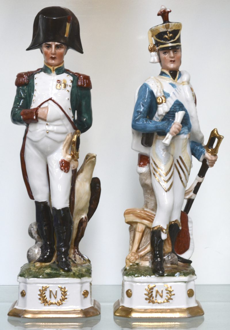 “Napoleon” & “Generaal”. Een paar beeljes van meerkleurig Frans porselein.