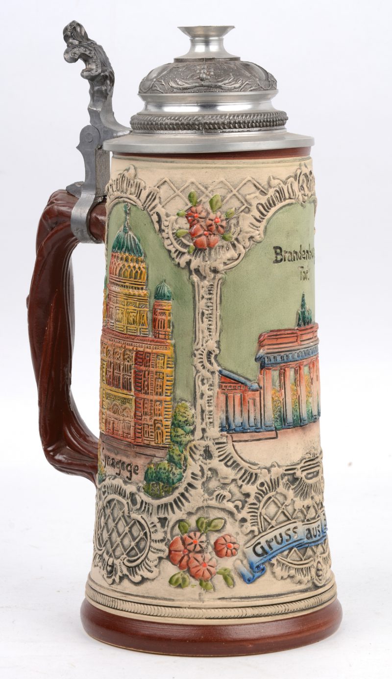 Een Berlijnse bierpul van meerkleurig steengoed en met tinnen deksel. Onderaan gemerkt en genummerd op 5000 exemplaren.