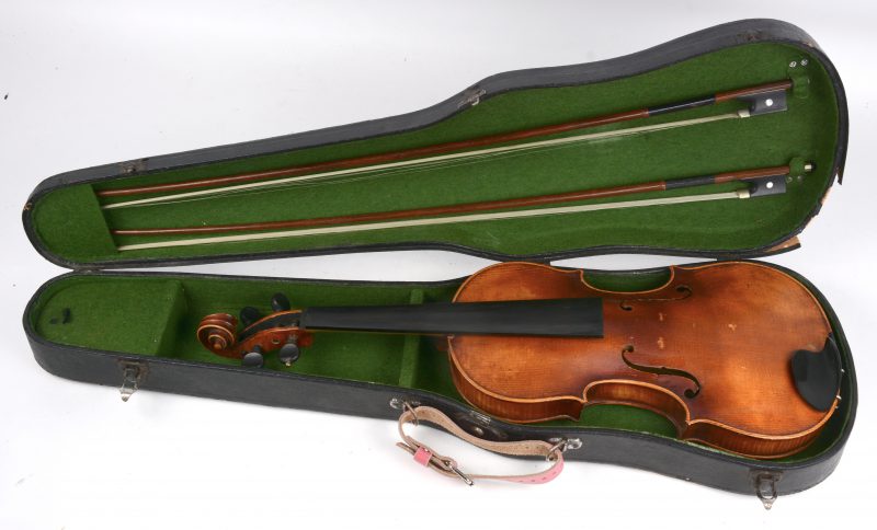 Een viool en twee strijkstokken in koffer. Met kam en snarern.