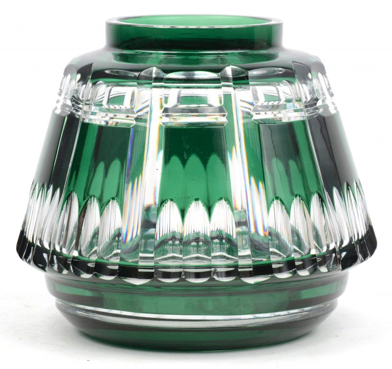 Een art deco vaas van geslepen kleurloos en groen kristal. Onderaan gemerkt. Enkele zeer kleine randschilfers.
