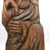 “Vrouw met ganzen”. Een beeldje van gesculpteerd hout. Chinees werk. Bijgevoegd een gestoken houten wandversiering.