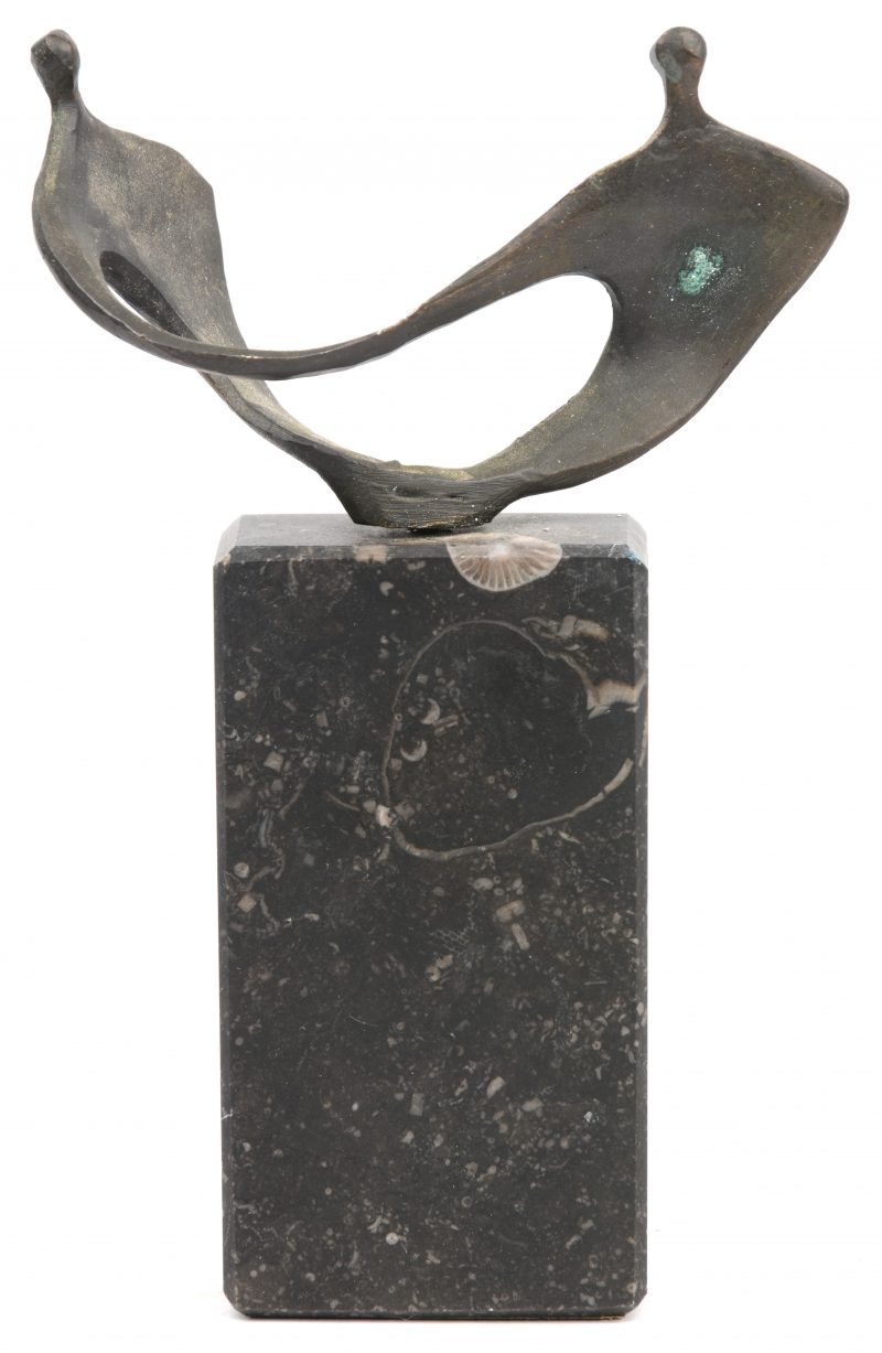 “Verbinding”. Een modern bronzen beeldje op marmeren sokkel. Draagt monogram.