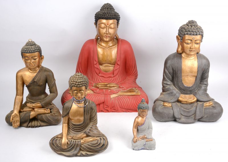 Een lot van vijf decoratieve Boeddha’s van hout/ kunststof in verschillende groottes.