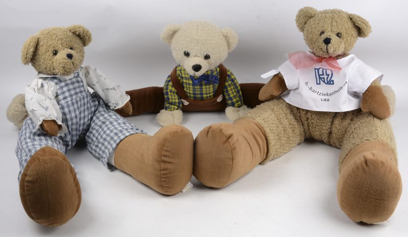 Drie diverse teddyberen van verschillende afmetingen, met verlengde benen als tochthond te gebruiken.
