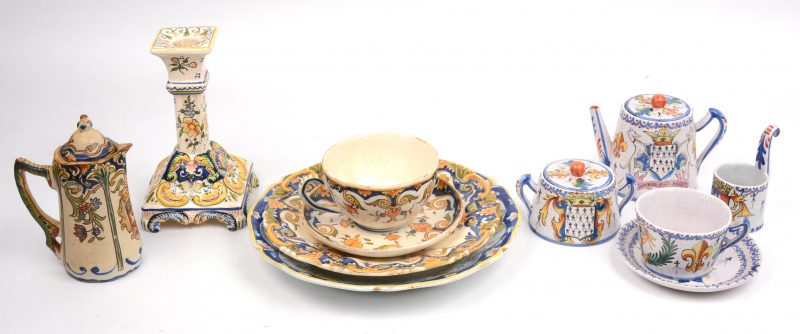 Een lot Bretoens aardewerk, bestaande uit twee schotels, een vierdelig theesetje, een kandelaar en een theepotje. Merken van Rouen, Dieppe & Desvres.
