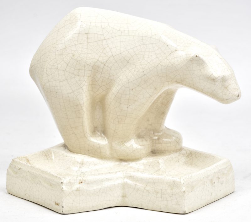 Een art deco asbak/ vide-poche van wit crackleware, getooid met een ijsbeer.