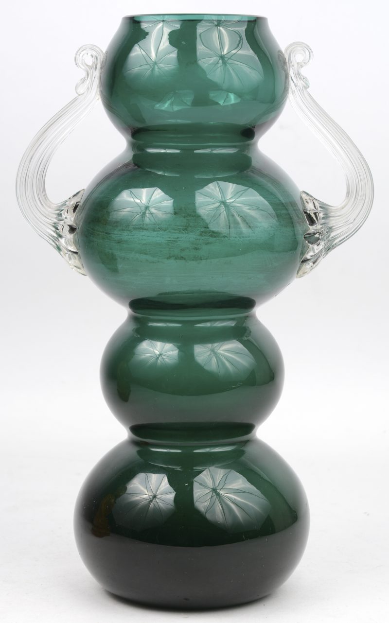 Een handgemaakte vaas van Italiaans groen glas.