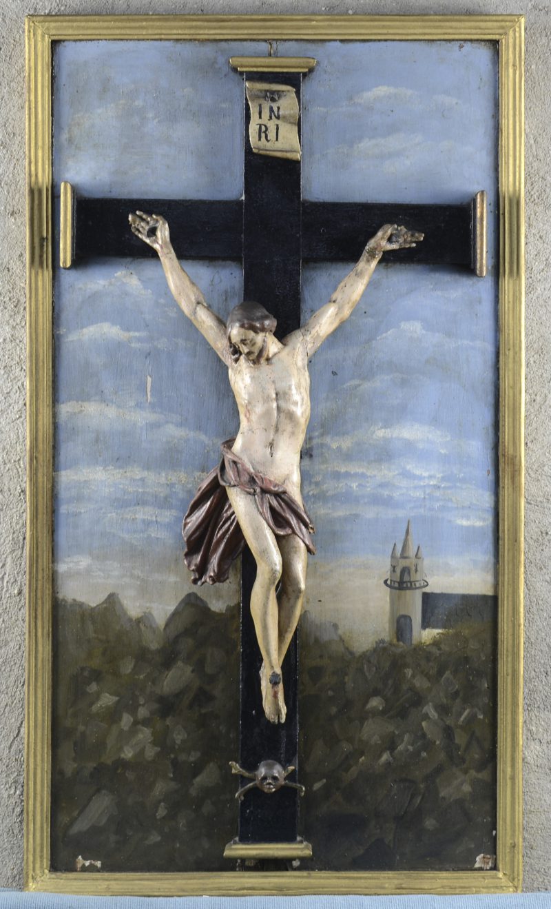 Een gepolychromeerd houten Christusbeeld tegen een handgeschilderde achtergrond met landschapsdecor. Het beeld XVIIIe eeuw, de achtergrond XIXe eeuws.