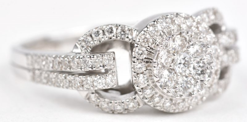 Een 18 K witgouden ring bezet met briljanten met een gezamenlijk gewicht van +- 0,70 ct. VVS Extra White.