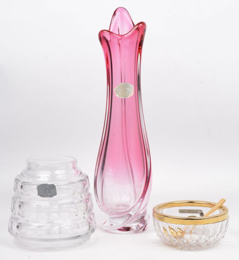 Een lot kristal, bestaande uit een kleine kleurloze punchbowl met vergulde rand en dito lepel, een lange roze designvaas en een geslepen kleurloze art decovaas.
