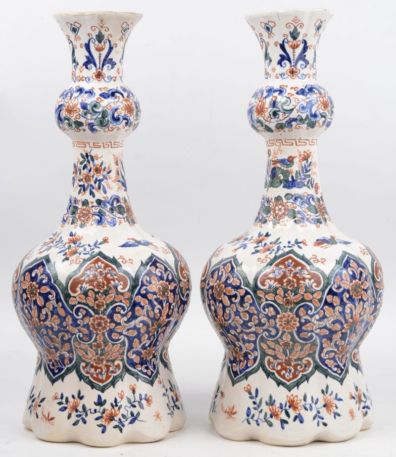 Een paar knobbelvazen van Delfts aardewerk met meerkleurig decor. Onderaan gemerkt ‘APK’.