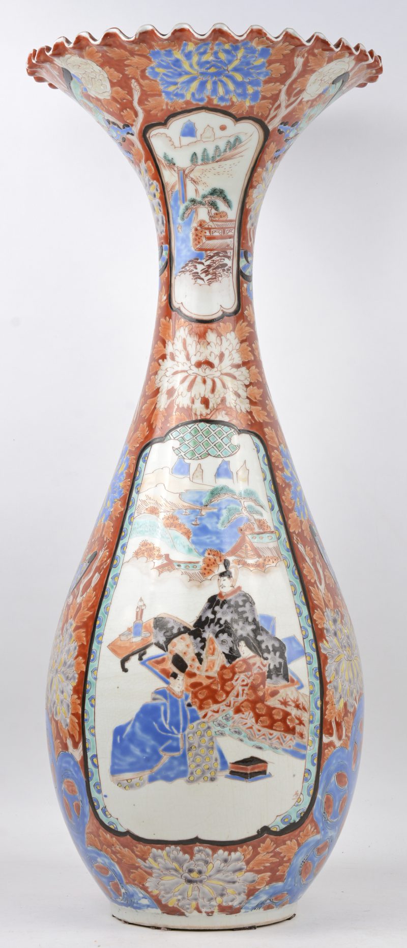 Een kraagvaas van Imariporselein met decor van personages in uitsparingen in een achtergrond van pioenen en vlinders. XIXe eeuw. Met oude Franse verkoopssticker op de onderkant.