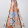 Een kraagvaas van Imariporselein met decor van personages in uitsparingen in een achtergrond van pioenen en vlinders. XIXe eeuw. Met oude Franse verkoopssticker op de onderkant.