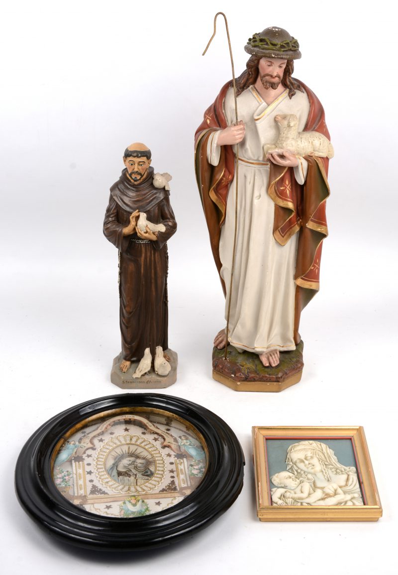 Een religieus lot, bestaande uit een gipsen beeld van Jezus met lam, een kunststoffen voorstelling van Sint Franciscus, een wassen reliëfje met voorstellling van de Madonna met kind en een handgemaakt XIXe eeuws huisaltaartje.