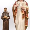 Een religieus lot, bestaande uit een gipsen beeld van Jezus met lam, een kunststoffen voorstelling van Sint Franciscus, een wassen reliëfje met voorstellling van de Madonna met kind en een handgemaakt XIXe eeuws huisaltaartje.