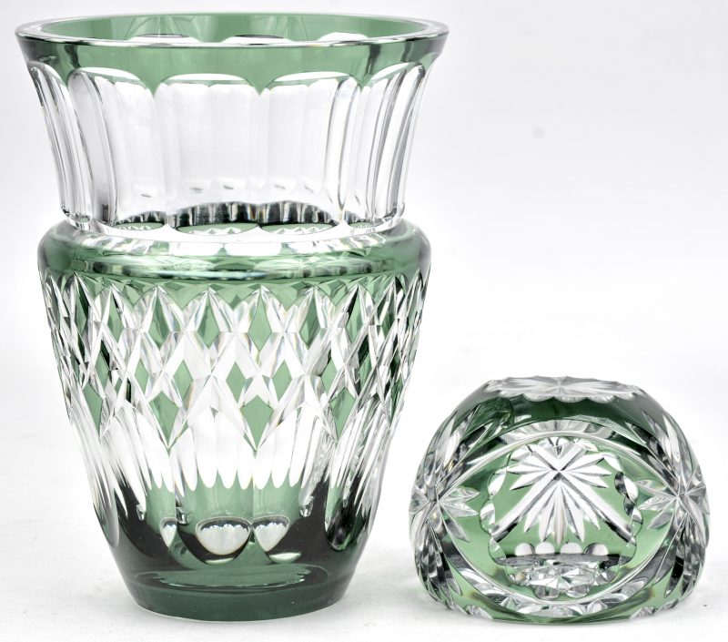 Een presse-papiers en een vaas van geslepen kleurloos en groen kristal, waarbij de vaas gemerkt van Val St. Lambert.