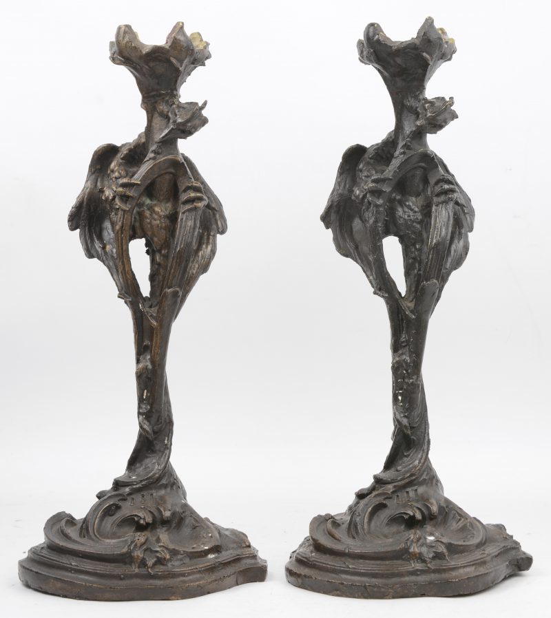 Een paar bronzen kandelaars met draakjes. Gesigneerd ‘Georges Van de Voorde (1878 - 1970)