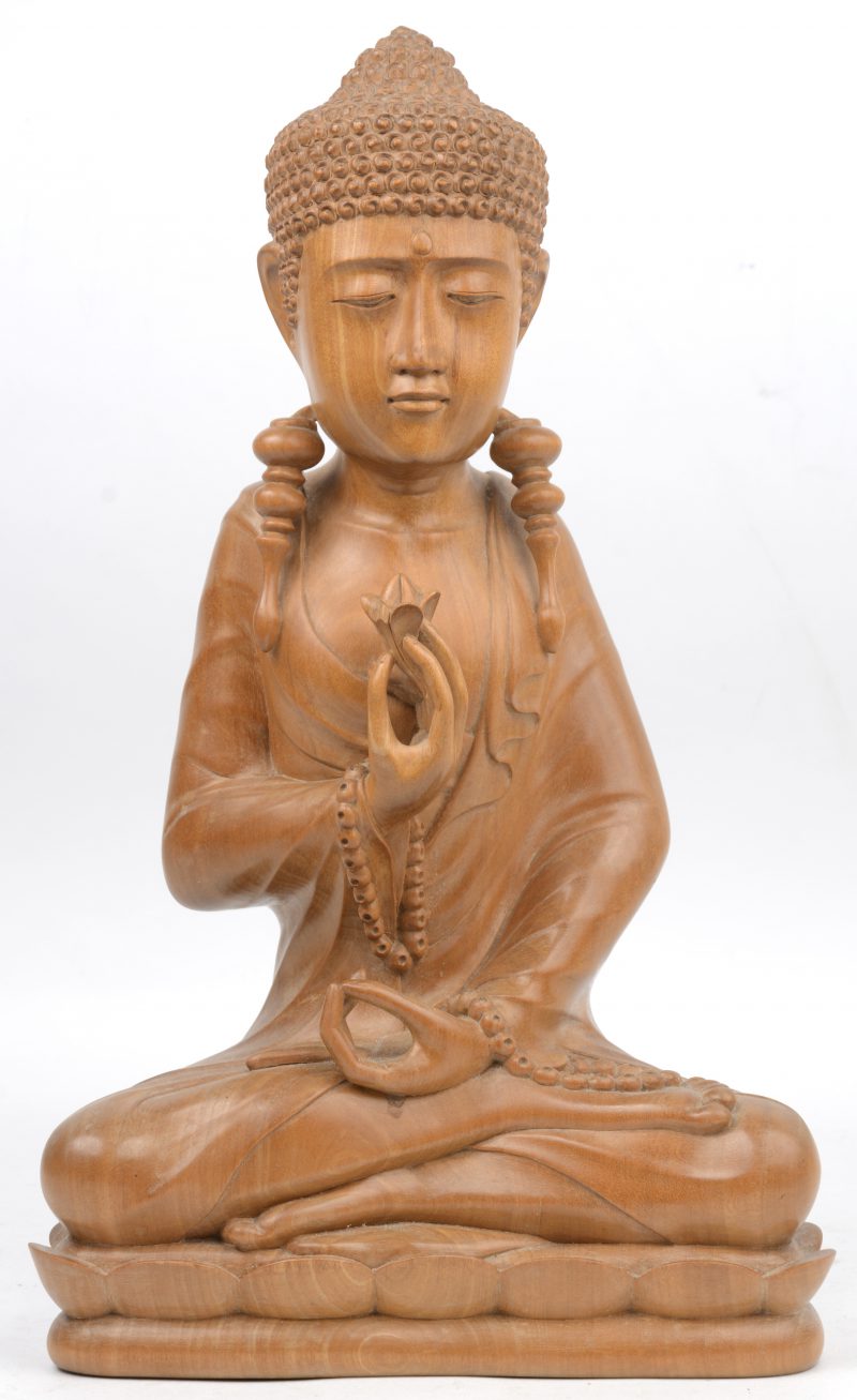 Een gebeeldhouwde houten Boeddha.