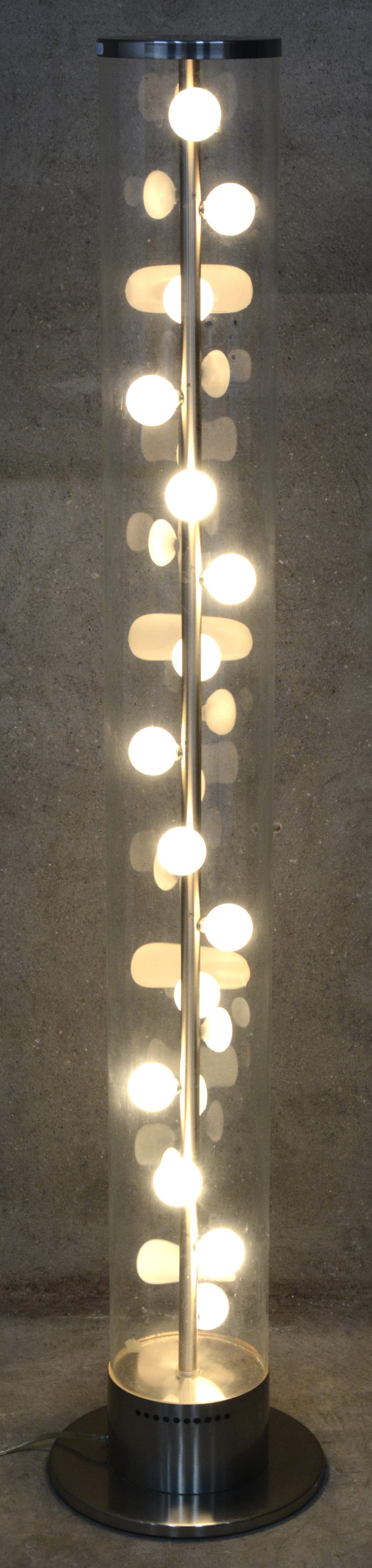 Een designlamp van geborsteld staal en glas met vijftien lampjes.