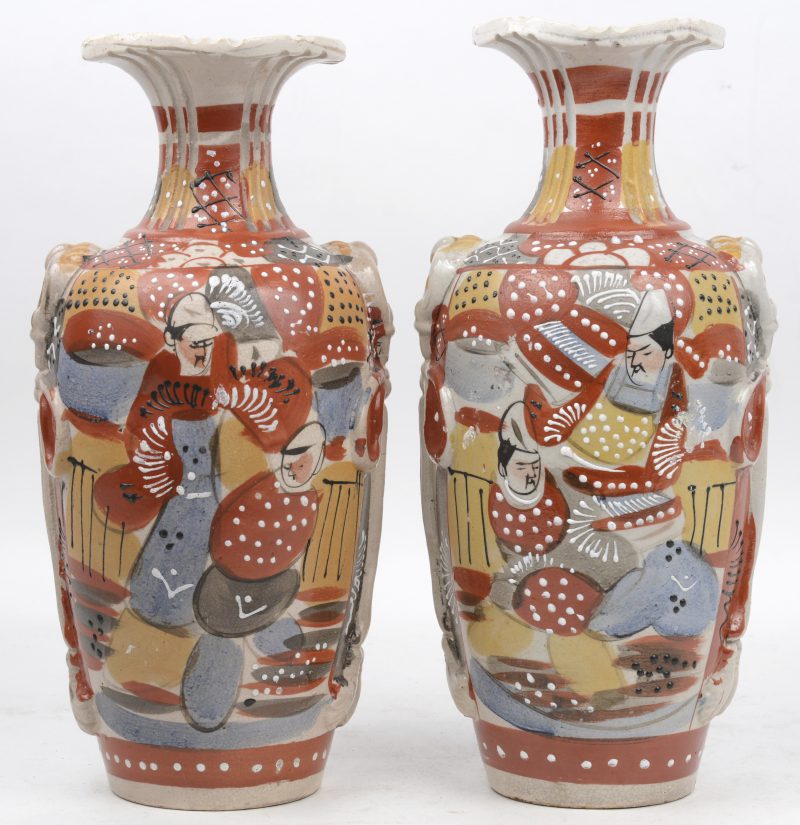 Een paar balustervaasjes van Satsuma-aardewerk, versierd met personages in het decor en strikken in reliëf.
