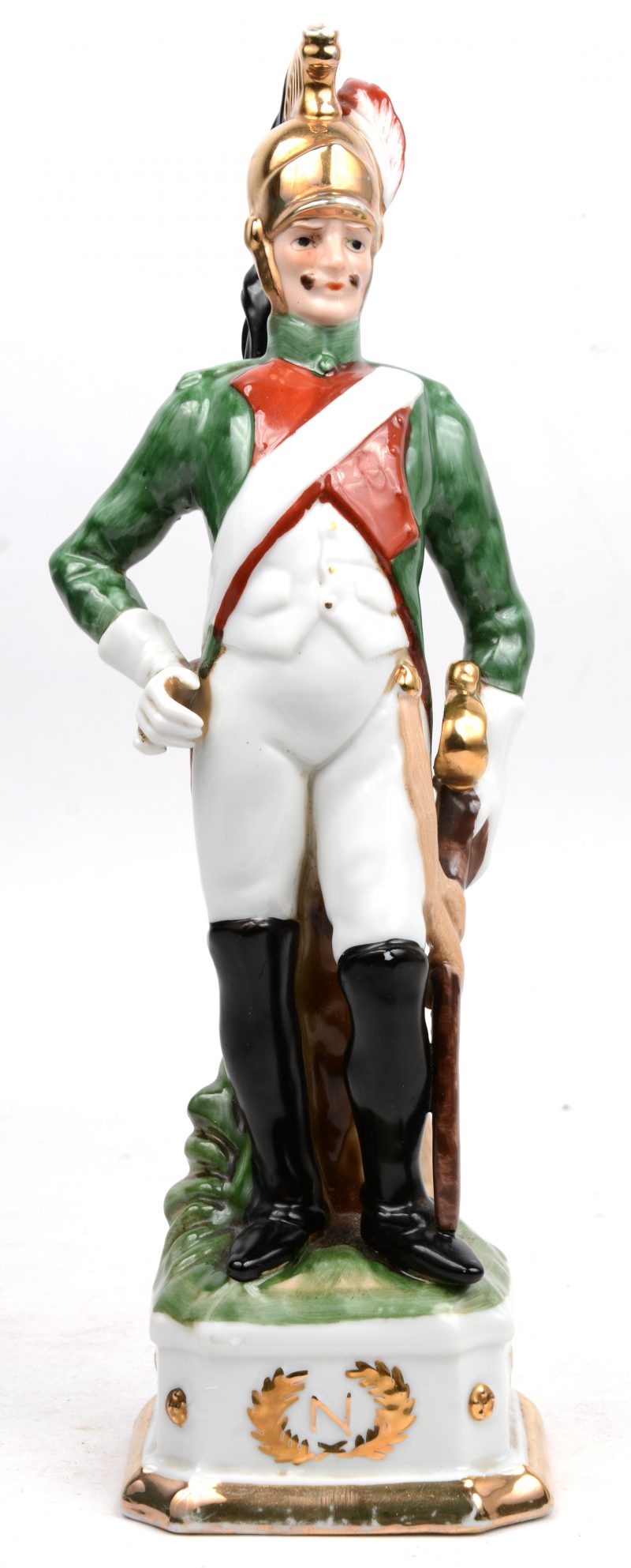 Een Napoleontisch militair van meerkleurig en verguld porselein.