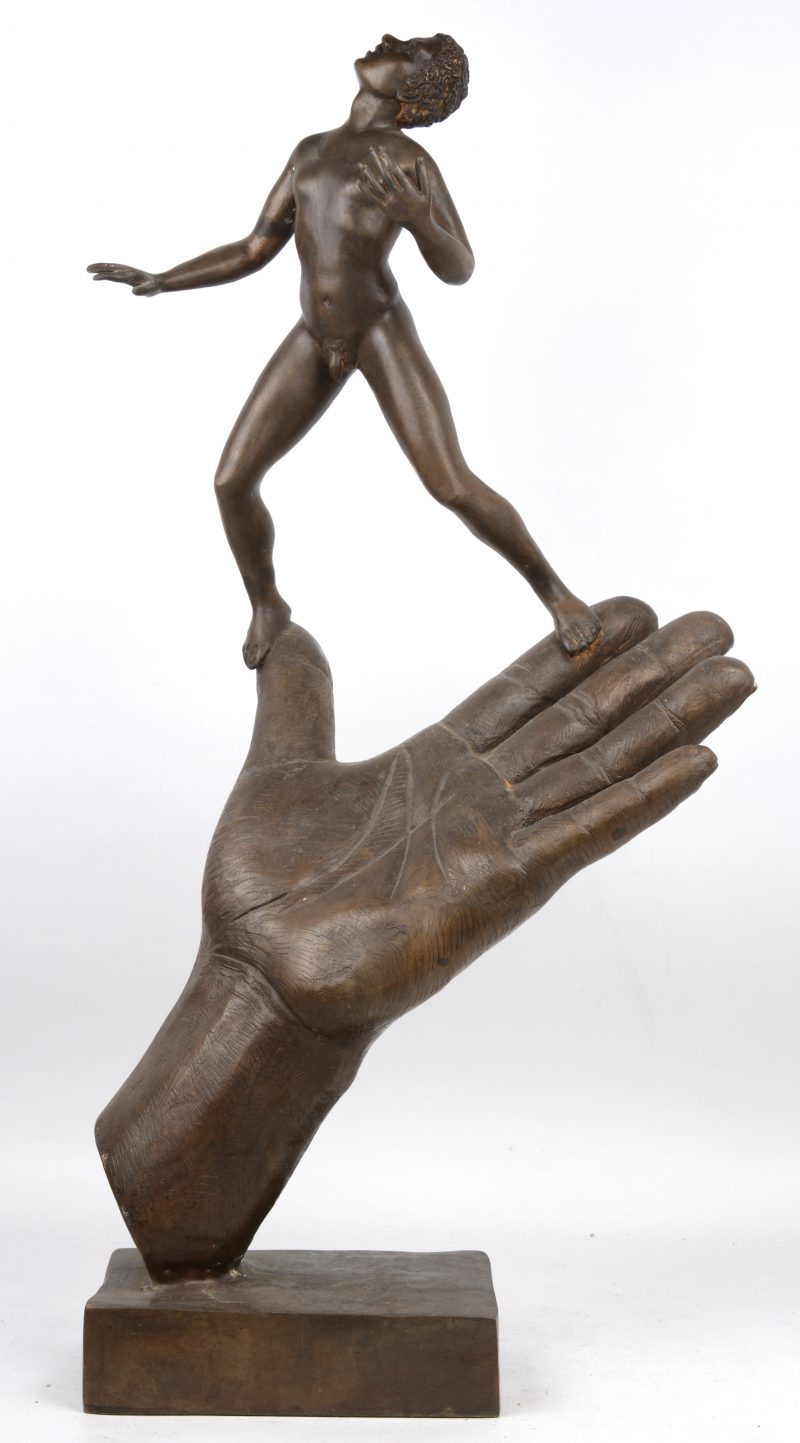“Jongen op een hand”. Een gepatineerd bronzen kunstwerk.