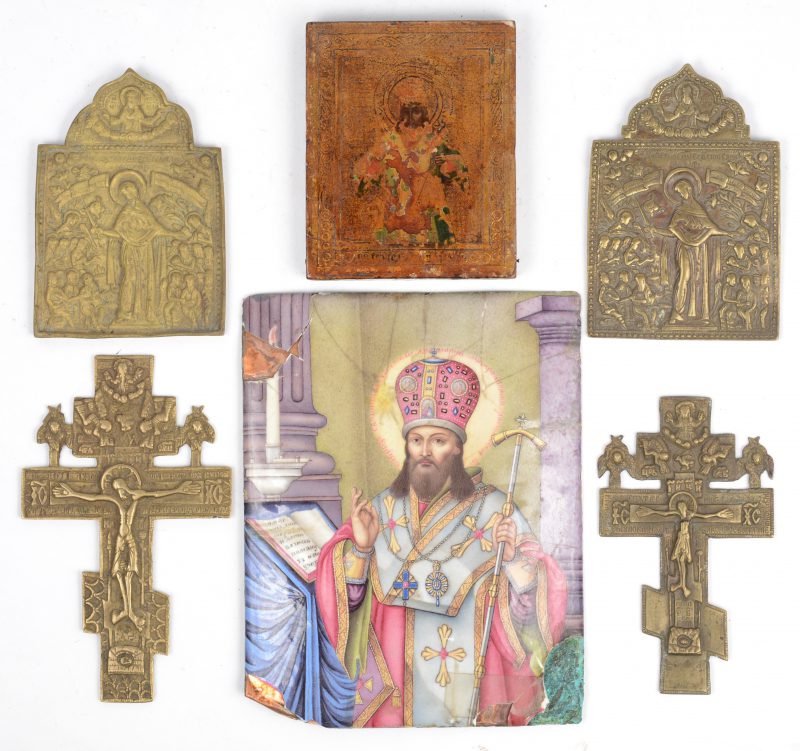Een lot van vier Russiche messingen reisicoontjes, alsook een geëmailleerde beeltenis van een Russisch kerkvader en een klein icoontje op hout.