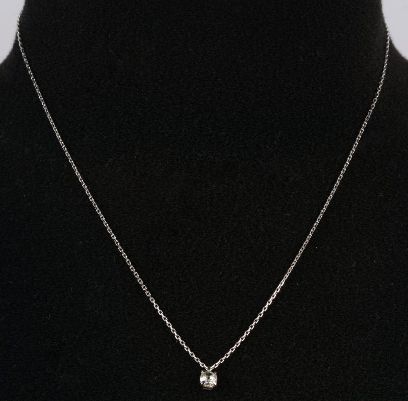 Een 18 K witgouden ketting met hanger bezet met een diamant van +- 0,20 ct.