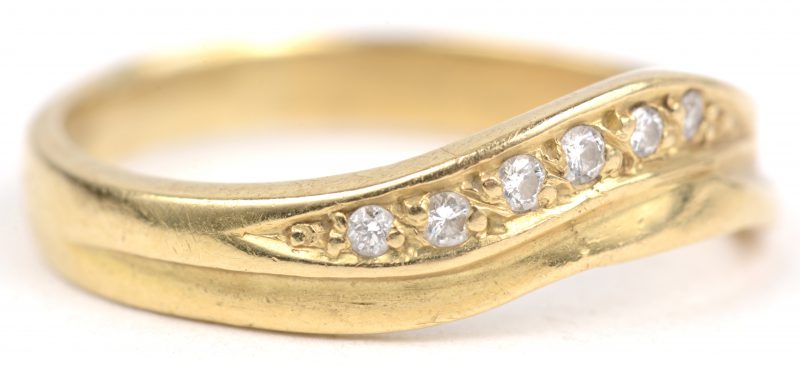 Een 18 K geelgouden ring bezet met zes kleine briljantjes.