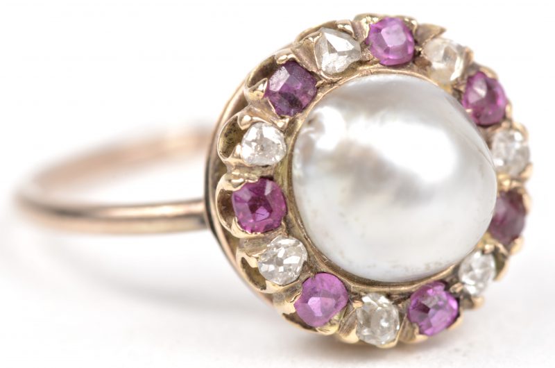 Een 18 K geelgouden ring bezet met diamanten oude slijp en robijnen met een gezamenlijk gewicht van +- 0,45 ct. en een grijze parel.