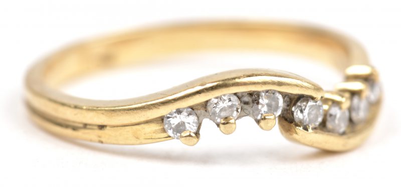Een 18 K geelgouden ring bezet met briljantjes met een gezamenlijk gewicht van +- 0,15 ct.