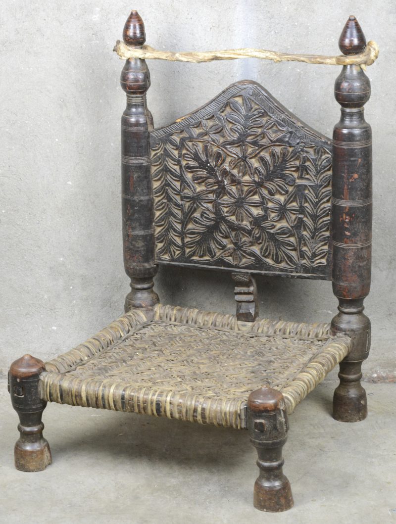 Een stoel van de Swat-stam. Gesculpteerd hout en gevlochten pezen. Afghaans Nooristan/ Pakistan.