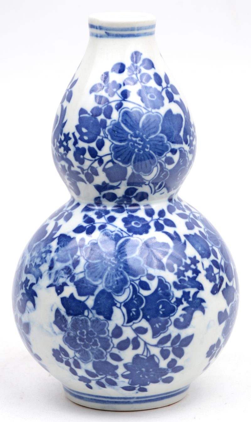 Een kalebasvaasje van blauw en wit Chinees porselein. Onderaan een merkteken.