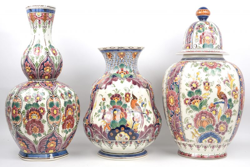 Drie verschillende vazen van meerkleurig Delfts aardewerk. Onderaan gemerkt.