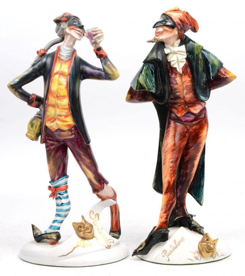 “Stenterello” & “Pantalone”. Twee carnavalsfiguren van meerkleurig Italiaans aardewerk. Gesigneerd en gemerkt.