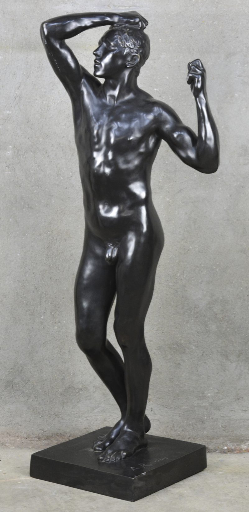 “De bronstijd”. Een zwartgepatineerd bronzen beeld naar het wer van Rodin.