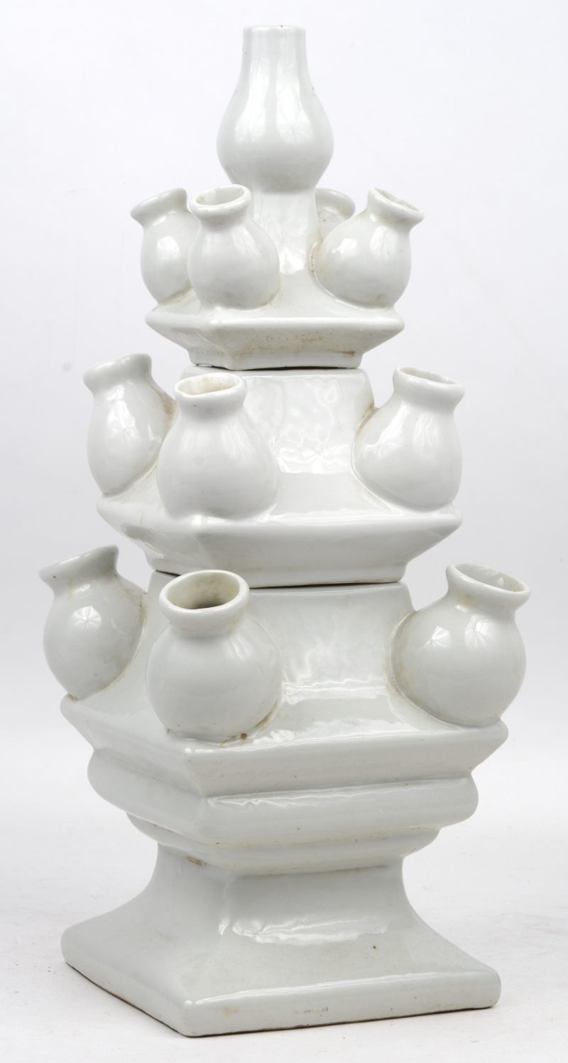 Een uit drie delen opgebouwde tulpenvaas van monochroom wit porselein naar het blanc de Chine.