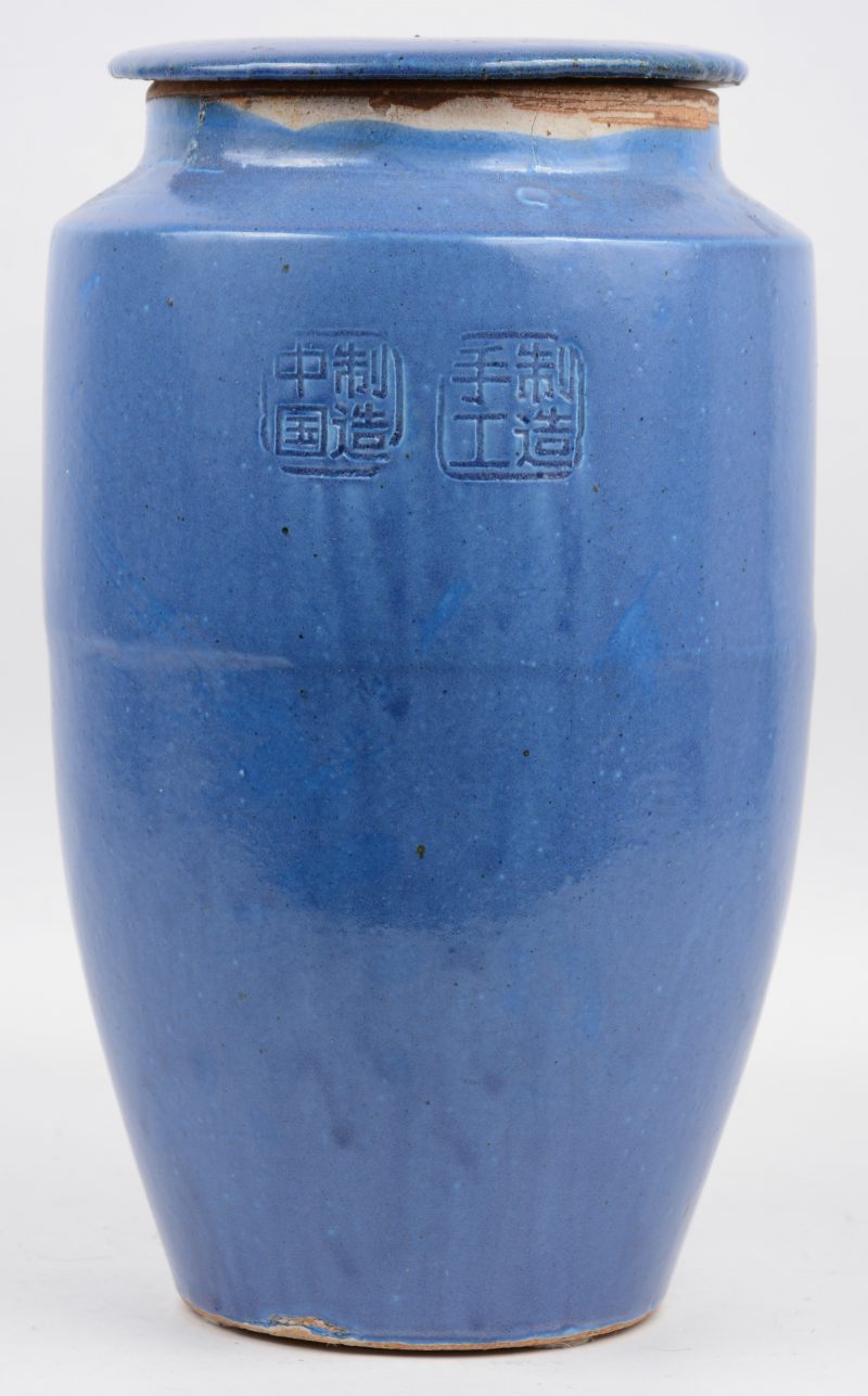 Een urn van blauwgeglazuurd Chinees aardewerk.
