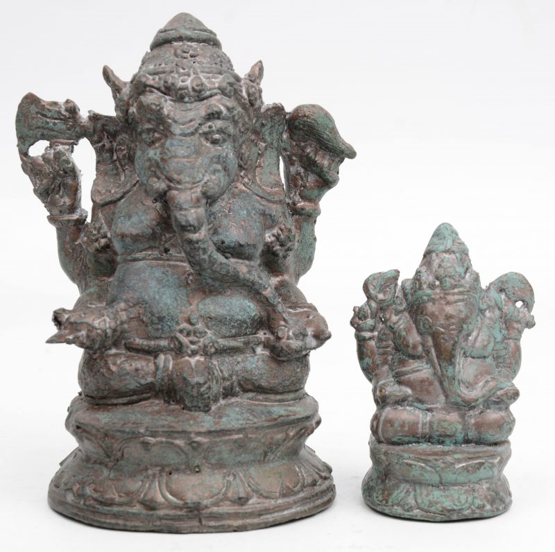 Een paar antieke bronzen Ganeshbeeldjes.