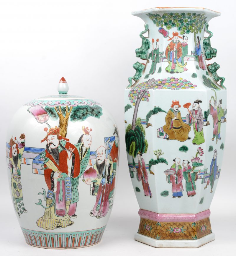 Een zeshoekige vaas en een hoge gemberot van meerkleurig Chinees porselein.
