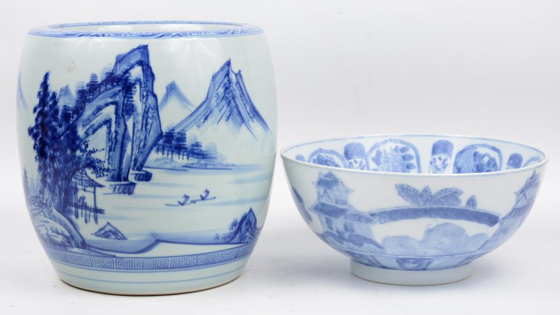 Een kom en een vaas van Chinees porselein, versierd met blauw op witte decors.
