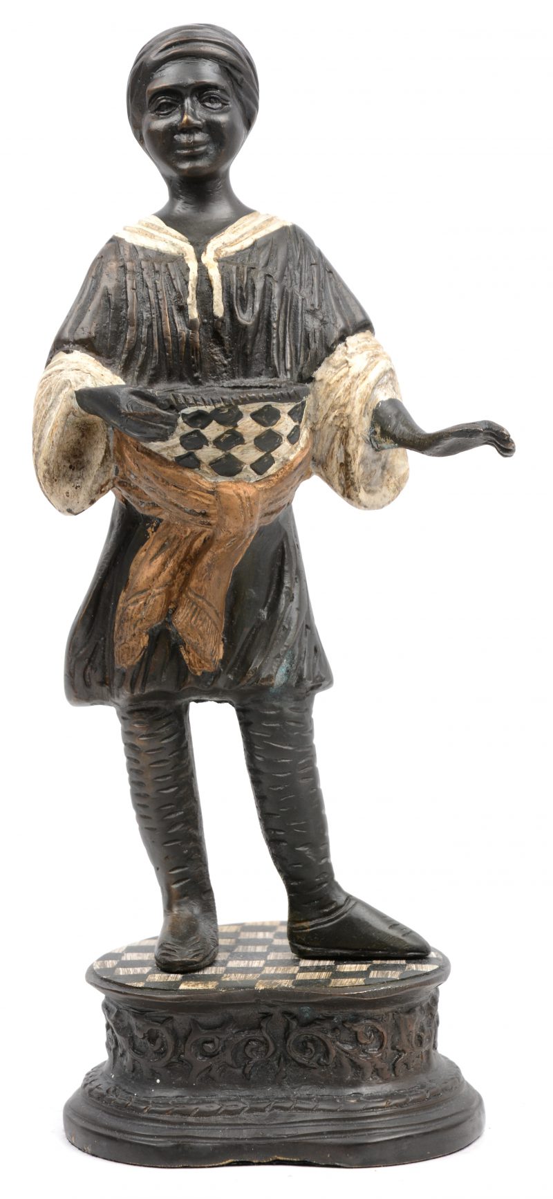 “Vrouw met mand”. Een beeldje van gepolychromeerd brons.